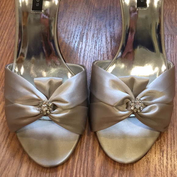 Caparros Platinum Silk heels size 9.5 - Picture 2 of 8